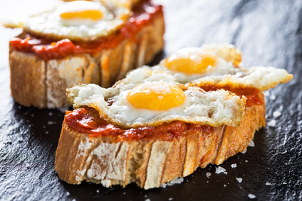 Tapa de sobrasada con huevo de codorniz